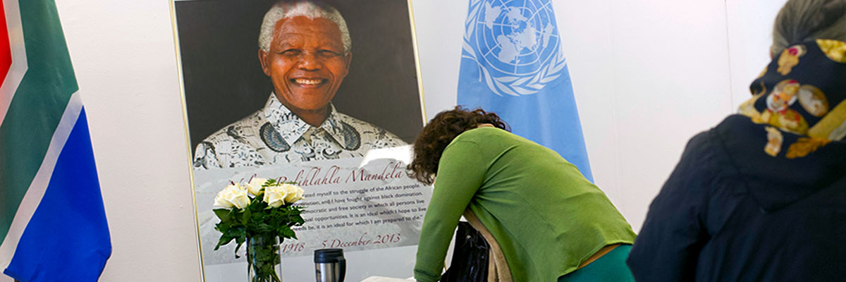 موظفون أمميون في مقر الأمانة العامة للمنظمة في نيويورك في صف لتسجيل تعزياتهم بوفاة رئيس جنوب أفريقيا الأسبق نيلسون مانديلا. ©الأمم المتحدة/Mark Garten