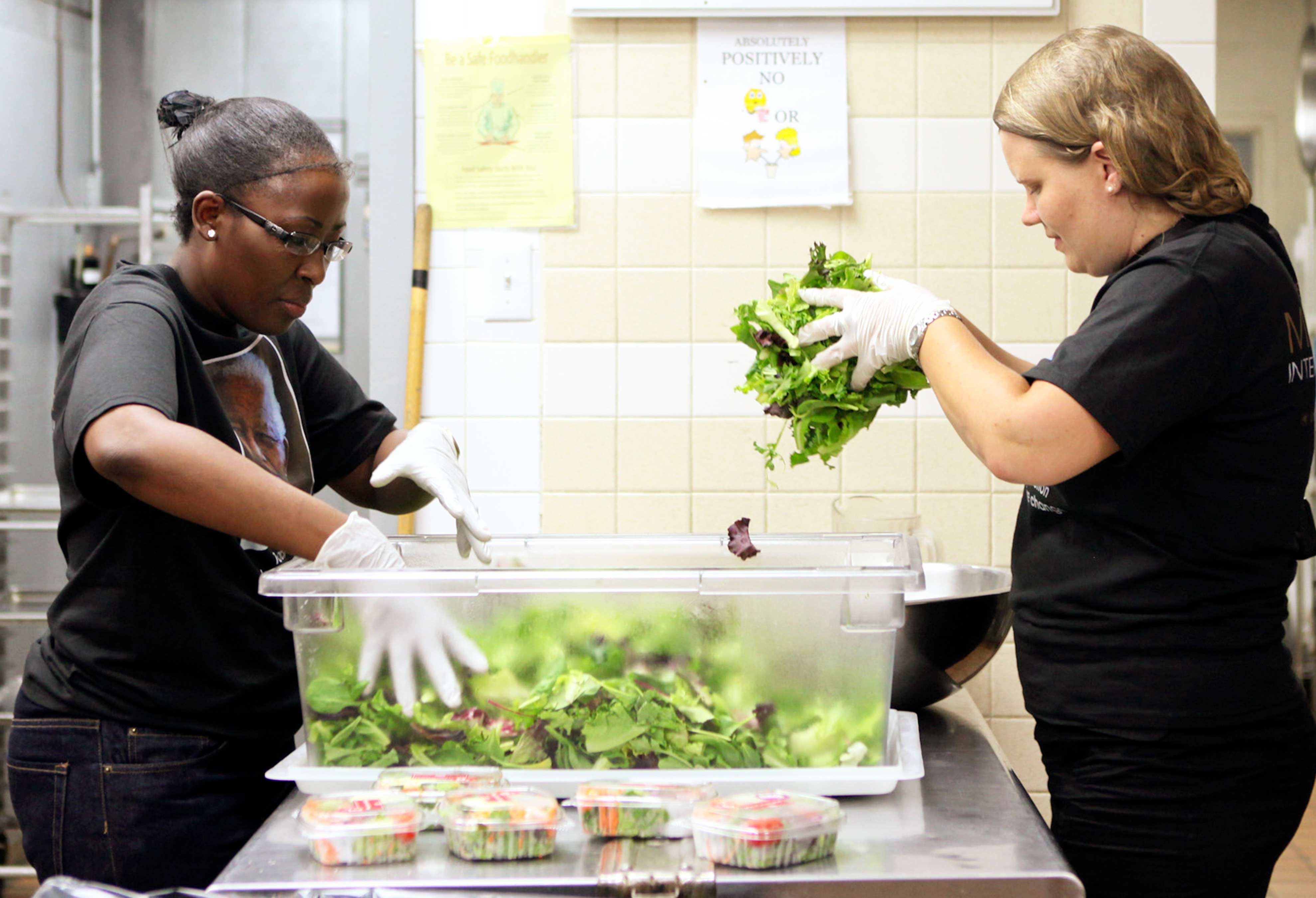 UN staff volunteering their time to prepare food at the Bowery Mission Soup Kitchen. © Africa Renewal/Bo Li