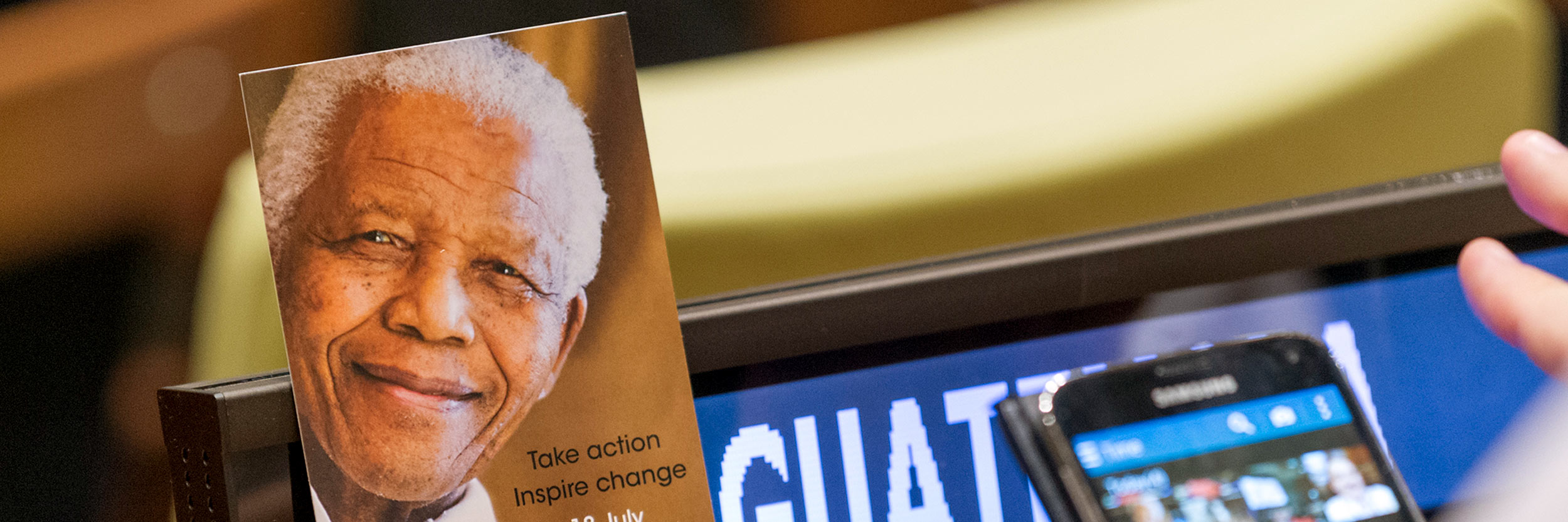 Zoom sur le flyer Nelson Mandela lors de l'Assemblée générale. Copyright Photo ONU / Rick Bajornas