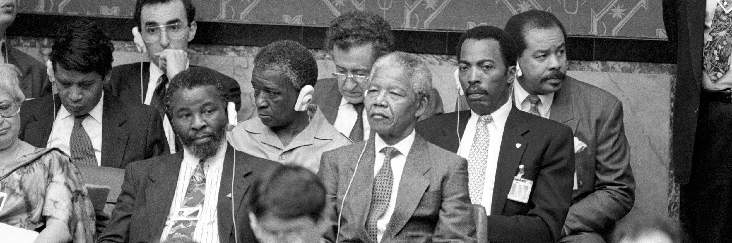 Nelson Mandela, Président du Congrès national africain (ANC), au milieu, et des membres de l'ANC écoutent le débat du Conseil de sécurité sur la situation en Afrique du Sud. UN Photo/Milton Grant