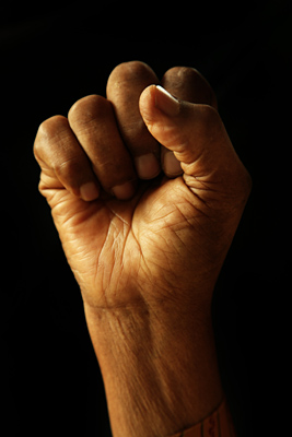 Le poing de Nelson Mandela, mars 2009.
