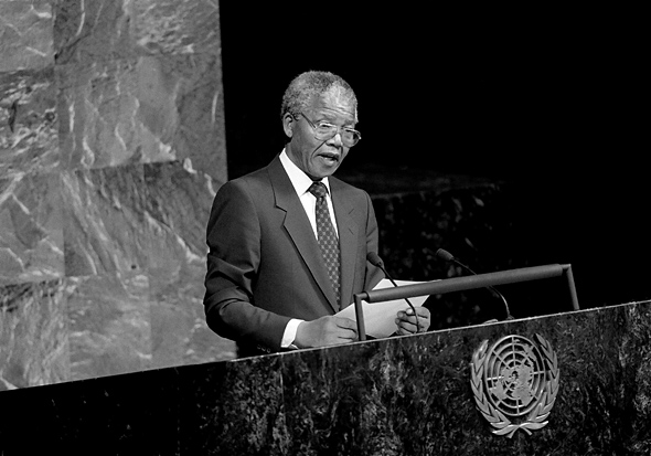 Nelson Mandela s'adresse au Comité spécial contre l'apartheid dans la salle de l'Assemblée générale en 1990. Photo ONU / Pernaca Sudhakaran