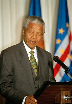 Nelson Mandela, Président de l'Afrique du Sud, parle lors d'un déjeuner organisé par le Secrétaire général en l'honneur des chefs d'État ou de gouvernement qui assistent à la 49ème session de l'Assemblée Générale.