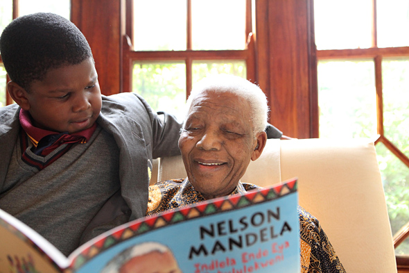 M. Mandela et son arrière-petit-fils Ziyanda Manaway, à l'occasion de la publication de la version pour enfants de son livre « Un Long Chemin vers la Liberté », 2009. © Photo NMF/Debbie Yazbek