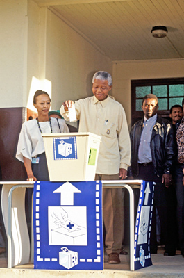 Nelson Mandela, Président du Congrès national africain (ANC), vote dans les premières élections multiraciales de son pays, au lycée d'Ohlange près de Durban. © Photo ONU/Chris Sattlberger