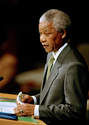 Nelson Rorihlahla Mandela, Président de l'Afrique du Sud, s'exprime devant la 49ème session de l'Assemblée Générale. © Photo ONU/Milton Grant