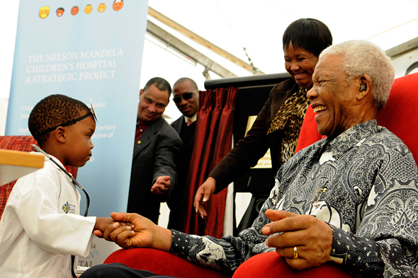 Nelson Mandela, à l'occasion de la célébration annuelle des enfants de la Fondation Nelson Mandela pour l'enfance, juillet 2009. © Photo NMF