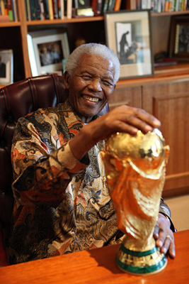 M. Mandela tient la Coupe du monde de la football avant le début du tournoi en 2010 en Afrique du Sud. © Photo NMF/Debbie Yazbek