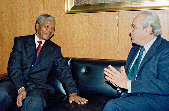 L'ancien Secrétaire général, Javier Perez de Cuellar (à droite), rencontre Nelson Mandela, Président du Congrès national africain, 3 décembre 1991. © Photo ONU/Eskinder Debebe
