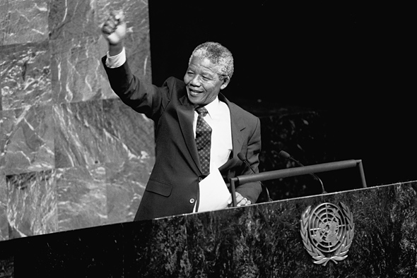 Nelson Mandela s'adresse au Comité spécial contre l'apartheid dans la salle de l'Assemblée générale en 1990. Photo ONU / Pernaca Sudhakaran