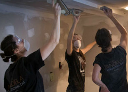 El personal de la sede de la ONU en Nueva York trabajó voluntariamente en la reconstrucción de casas  Disponible en inglés destruidas por el huracan Sandy.