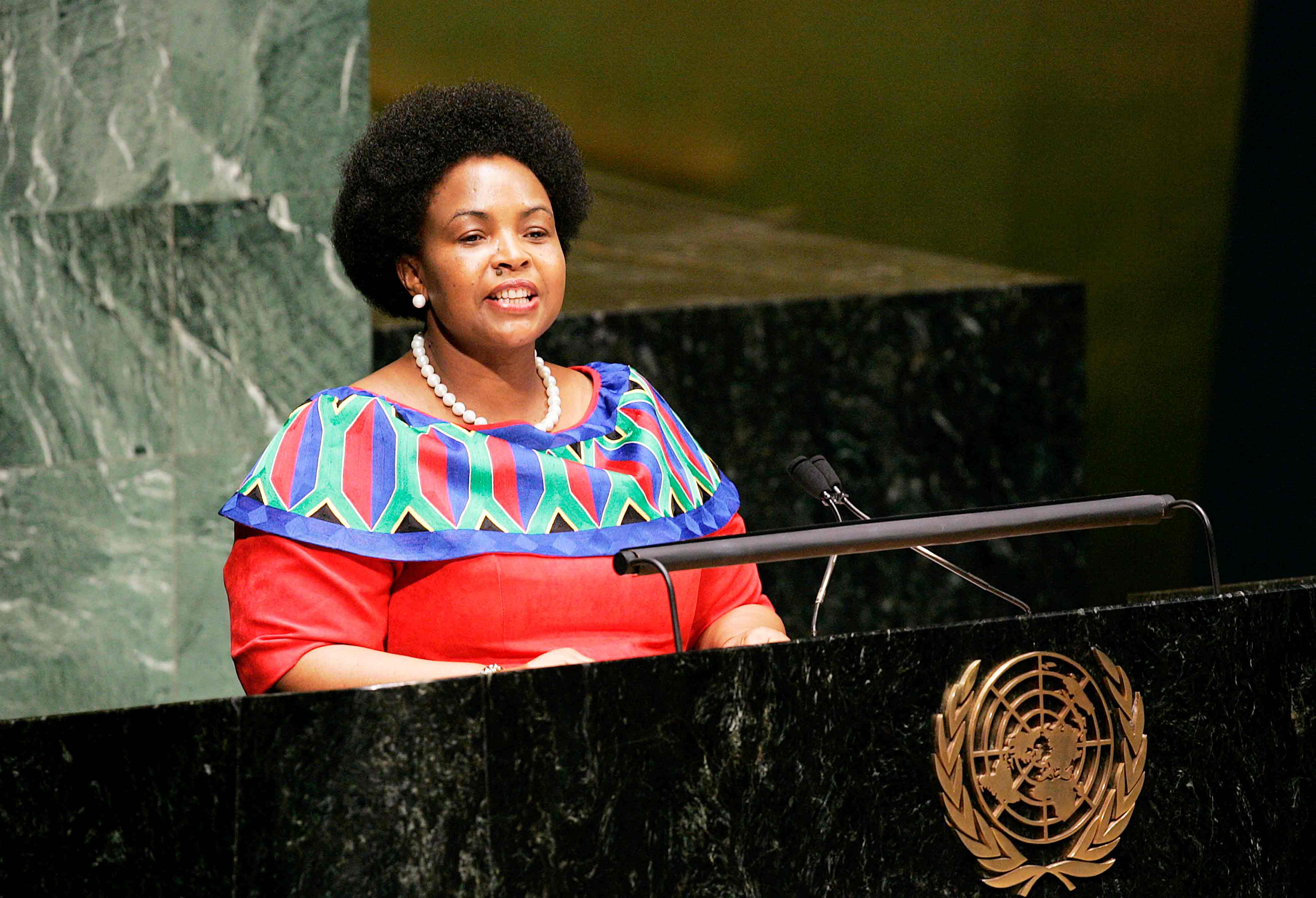 Maite Nkoana-Mashabane (Ministra de Relaciones Internationales y de Cooperación de la República de Sudáfrica) se dirige a la Asamblea General.  © Foto ONU/Devra Berkowitz