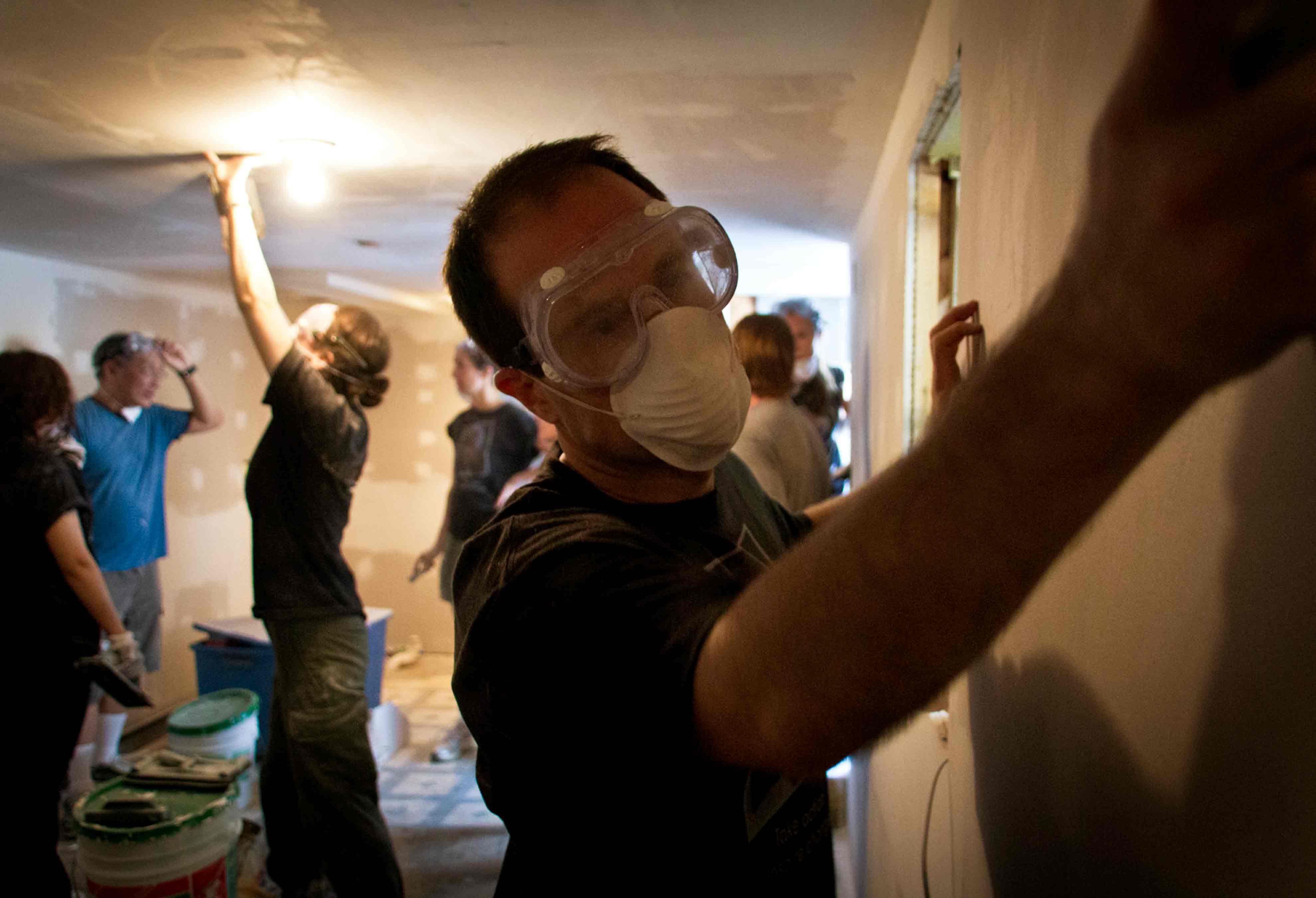 El personal de la ONU se ofrece como voluntario para reconstruir casas en Long Island Beach. © Foto ONU/Africa Renewal