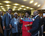 Mme Nkoana-Mshsabane coupe le ruban pour lors de la cérémonie d'ouverture de l'exposition 'Nelson Mandela: l'Homme du Peuple'. A sa gauche, le Dr. Magubane, et à sa droite le Représentant Permanent de l'Afrique du Sud auprès de l'ONU Baso Sangqu. Copyright Photo ONU / Bo Li