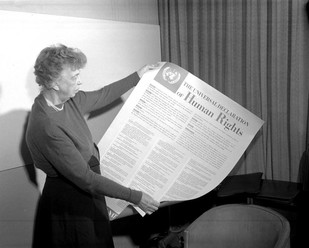 السيدة إليانور روزفلت تحمل ملصقا للإعلان العالمي لحقوق الإنسان باللغة الانكليزية