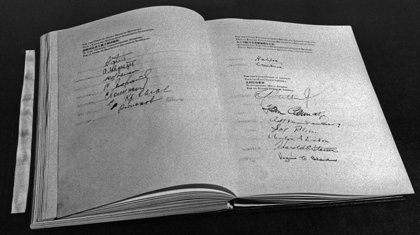 La Charte des Nations Unies en 1945, ouverte à une page de signatures La Charte des Nations Unies en 1945, ouverte à une page de signatures