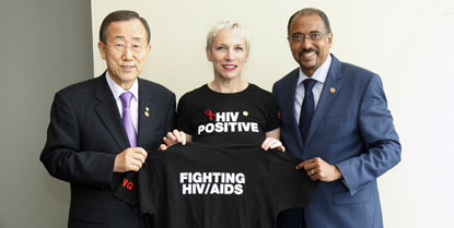 Recording artist Annie Lennox (center) the Goodwill Ambassador for UNAIDS, with Secretary-General Ban Ki-moon (left) and UNAIDS Executive Director Michel Sidibé. (UN Photo/Mark Garten)