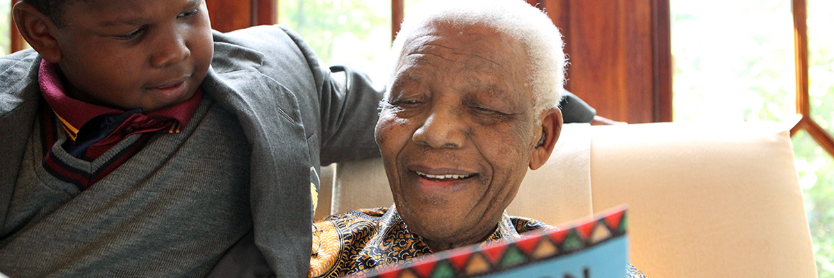 Mandela et son arrière-petit-fils, Ziyanda Manaway, lisent  la version pour enfants de Long Walk to Freedom. 2009. Copyright Photo NMF / Debbie Yazbek