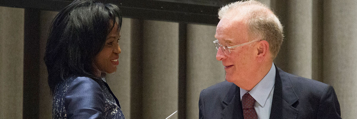 Les lauréats du prix Mandela 2015 : le Dr. Helena Ndume et H.E. Mr. Jorge Fernando Branco Sampaio se serrant la main. Copyright Photo ONU / Rick Bajornas