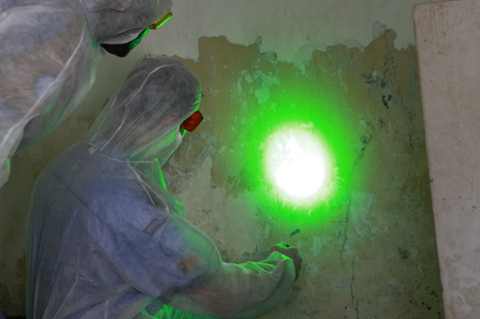 Forensic experts from the UN Integrated Mission in Timor-Leste investigate a crime scene inside of a local prison using modern technology, 2009. UN Photo/Martine Perret