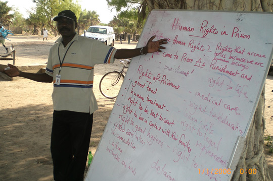 A UN human rights officer serving with the former UN Mission in Chad and the Central African Republic (MINURCAT) provides training for prisons officers in eastern Chad, 2007. UN Photo/  MINURCAT