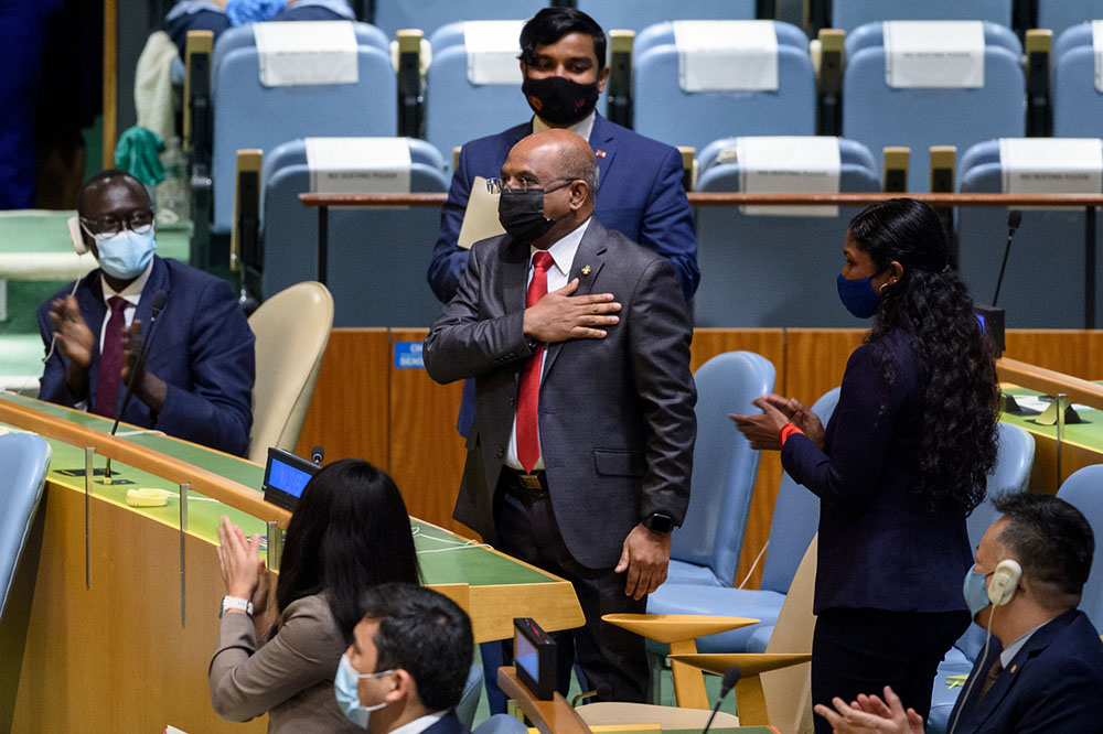 Abdulla Shahid se tient debout dans la salle de l'Assemblée générale après l'annonce des résultats de l'élection de la 76e présidence.