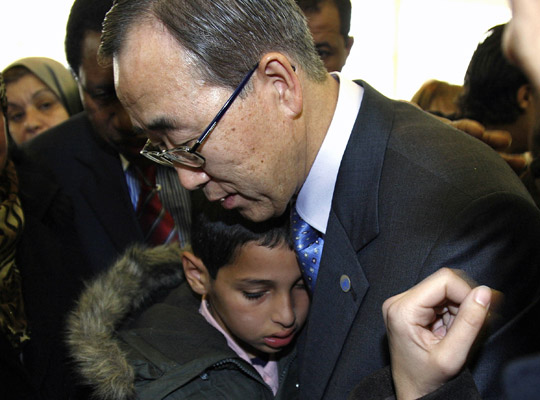 Secretary-General consoles boy who lost family member in Algiers.