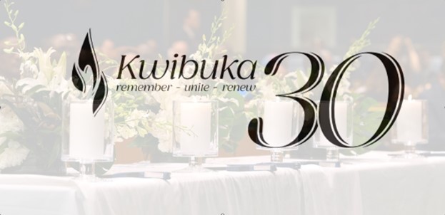 Le logo de Kwibuka sur fond d'une image de bougies