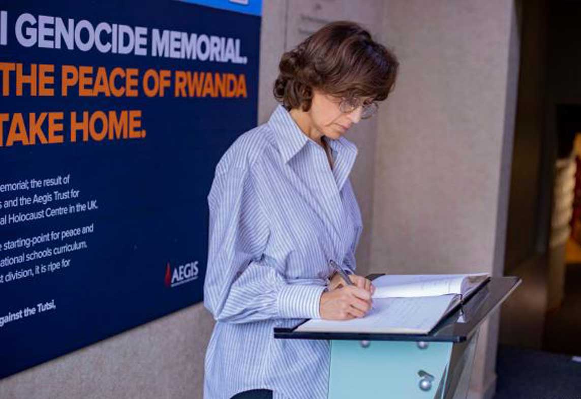 photo of Audrey Azoulay signing a book