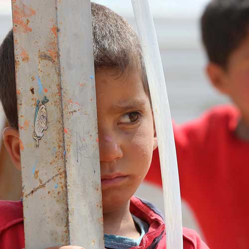 Unos niños en el Campo de Refugiados Zaatari en Jordania, donde viven cerca de 80 000 refugiados sirios. Foto ONU/Sahem Rababah