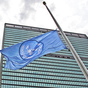 La bandera de las Naciones Unidas en la sede ondea a media asta en memoria del personal de paz que perdieron la vida en un accidente de helicóptero en Sierra Leona en 2004. Foto ONU/Mark Garten
