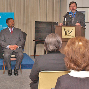 El vigésimo aniversario del Día Internacional de solidaridad con los miembros del personal detenidos y desaparecidos que se conmemoran en la Sede de las Naciones Unidas en 2005. Foto ONU/Devra Berkowitz