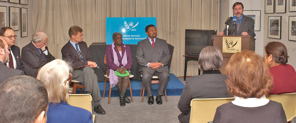 El vigésimo aniversario del Día Internacional de solidaridad con los miembros del personal detenidos y desaparecidos que se conmemoran en la Sede de las Naciones Unidas en 2005. Foto ONU/Devra Berkowitz