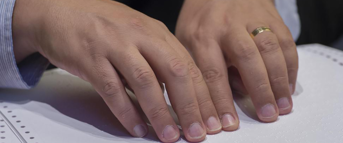 Persona leyendo en braille.