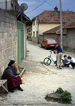 Una mujer observa a unos niños jugando
