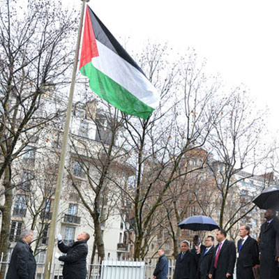 Izamiento de la bandera palestina en la sede de la UNESCO en París, Francia.