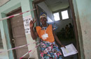 Un miembro de la Comisión Electoral Independiente llama a dos votantes más para que entren en el centro electoral en Bunia y entreguen sus votos en la segunda ronda de las elecciones presidenciales y provinciales en la República Democrática del Congo.