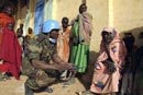 Un soldado de la Operación Híbrida de la Unión Africana y las Naciones Unidas en Darfur  (UNAMID) habla con un aldeano durante una patrulla rutinaria.