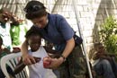 Un soldado del contingente boliviano de las operaciones de  mantenimiento de la paz  de las Naciones Unidas enseña sobre la debida atención dental a la población del barrio Marín.