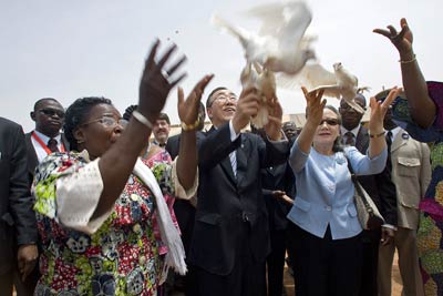 El Secretario General Ban Ki-moon y su esposa, Ban Soon-taek, ponen en libertad dos palomas blancas, como símbolo de paz, durante una visita a la escuela primaria 