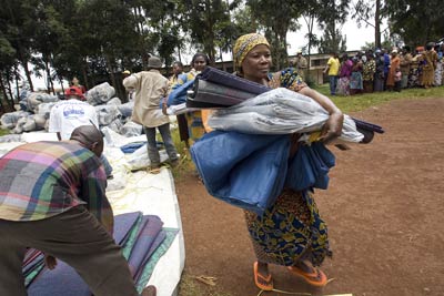 Los Miembros de unas familias sin hogar reciben suministros de emergencia distribuidos por el Fondo de las Naciones Unidas para la Infancia (UNICEF) y el Comité Internacional de Rescate (CIR).