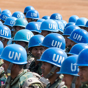 Las fuerzas de mantenimiento de la paz de Nepal llevando cascos azules.