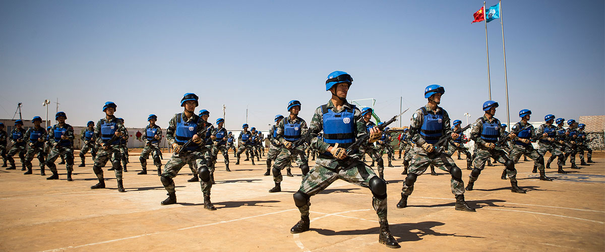 La Misión Multidimensional Integrada de Estabilización de las Naciones Unidas en Malí (MINUSMA) celebra en la ciudad de Gao con un desfile la medalla otorgada al contingente chino.