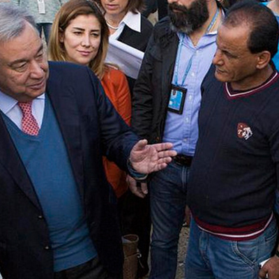 El Secretario General, António Guterres (en ese momento Alto Comisionado para los Refugiados), y el Enviado Humanitario para Kuwait Abdullah Al-Matouq (izquierda) visitan un asentamiento informal para los refugiados sirios, cerca de Ghaziye (Líbano).