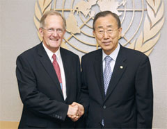 El Secretario General Ban Ki-moon (derecha) se reúne con el Sr. Joseph Deiss