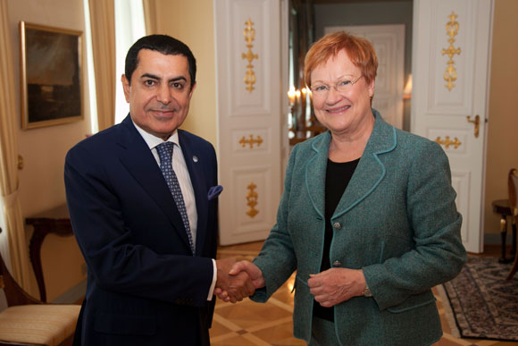 El Excmo. Sr. Nassir Abdulaziz Al-Nasser se reúne con la Sra. Tarja Halonen, Presidenta de Finlandia, en el Palacio Presidencial de Helsinki, 13 de octubre de 2011.