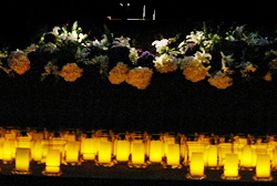 Flores y velas en el acto conmemorativo celebrado en la Sede de las Naciones Unidas el 9 de marzo de 2010.