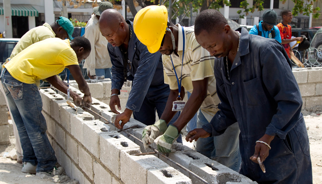 La Misión de las Naciones Unidas en Haití (MINUSTAH) reconstruye el Parlamento haitiano, que fue gravemente dañado durante el terremoto.
Foto de la ONU/Logan Abassi