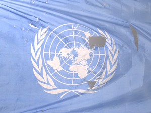 La bandera de las Naciones Unidas que fue recuperado de los escombros de la sede de Naciones Unidas en Bagdad.