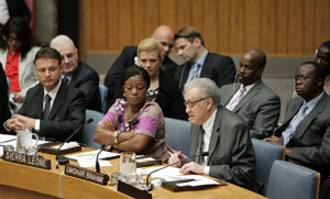 Lakhdar Brahimi, presidente del Grupo Independiente sobre la seguridad del personal y los locales de las Naciones Unidas alrededor del mundo, se dirige al Consejo de Seguridad en 2008. Foto de la ONU/Jenny Rockett.